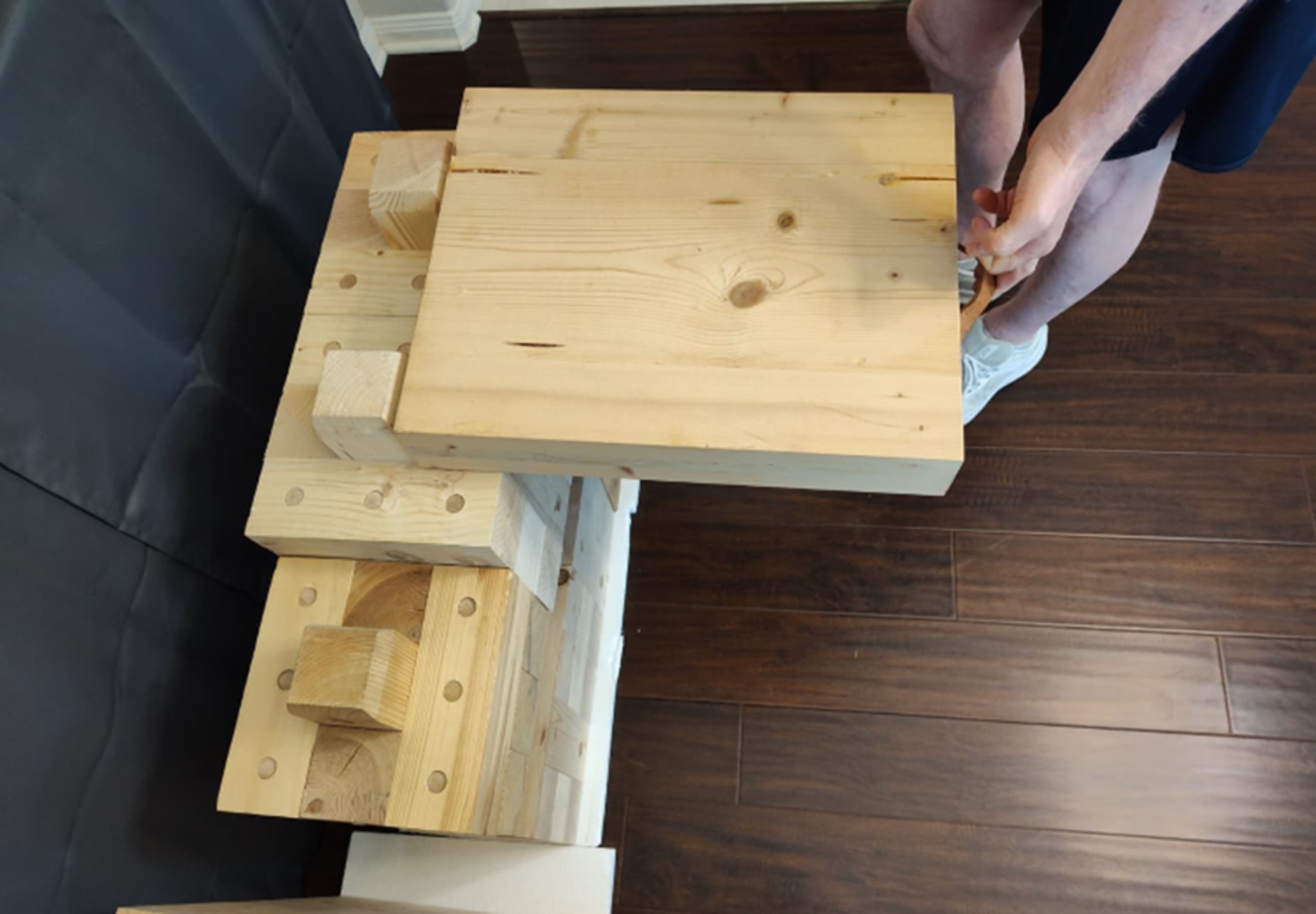 Detalle estructural en madera maciza y conexión de madera de ingeniería