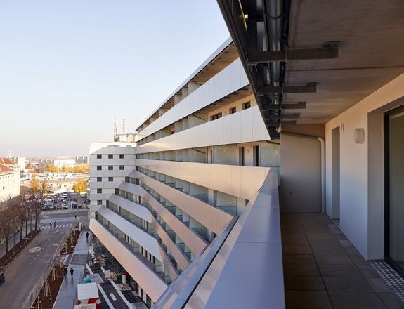 Proyecto moderno de varios niveles con fachada y sistema exterior integrados